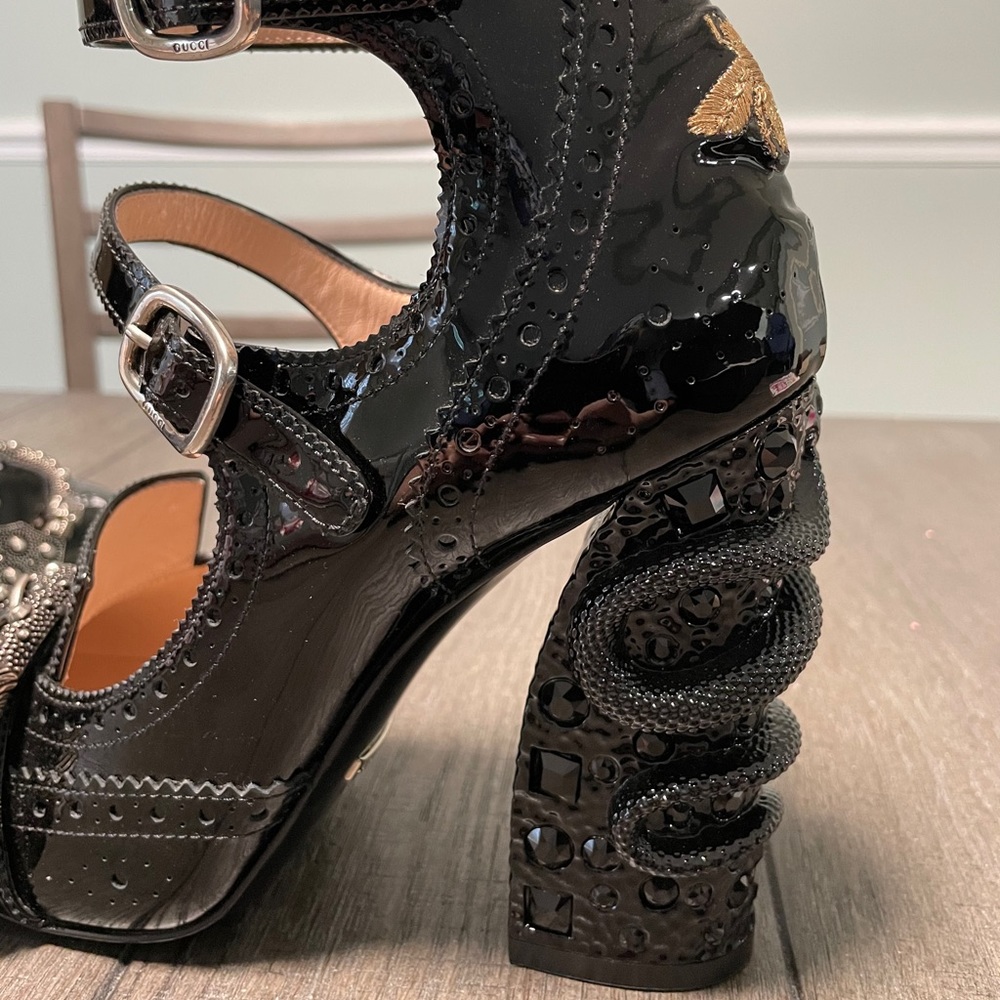 GUCCI PATENT LEATHER EMBELLISHED PUMPS - Picture 6 of 11